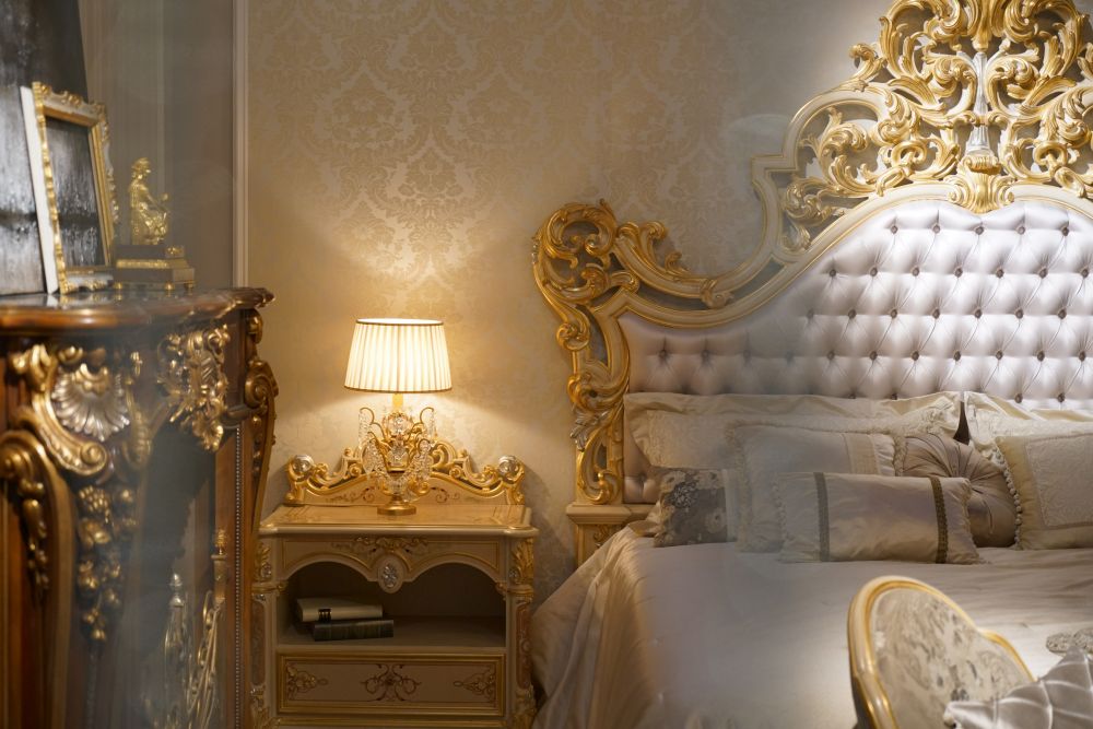 Baroque style is ideal for the bedroom.