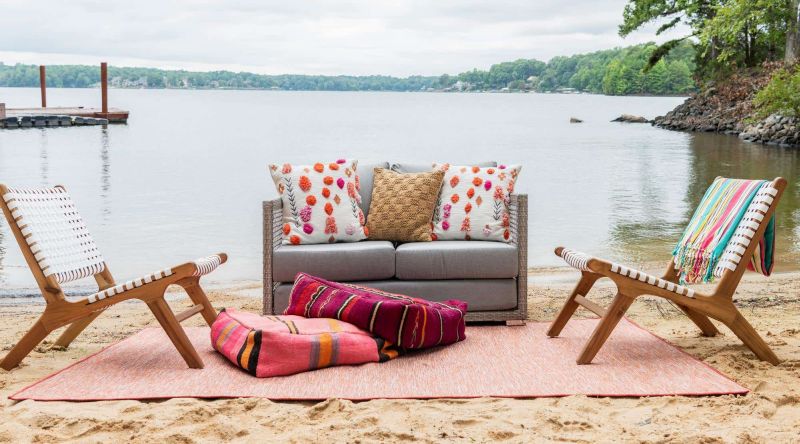 Basic red rug decor