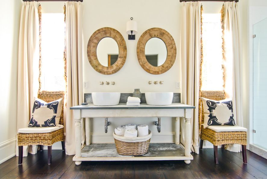 Bathroom towels storage in wicker baskets