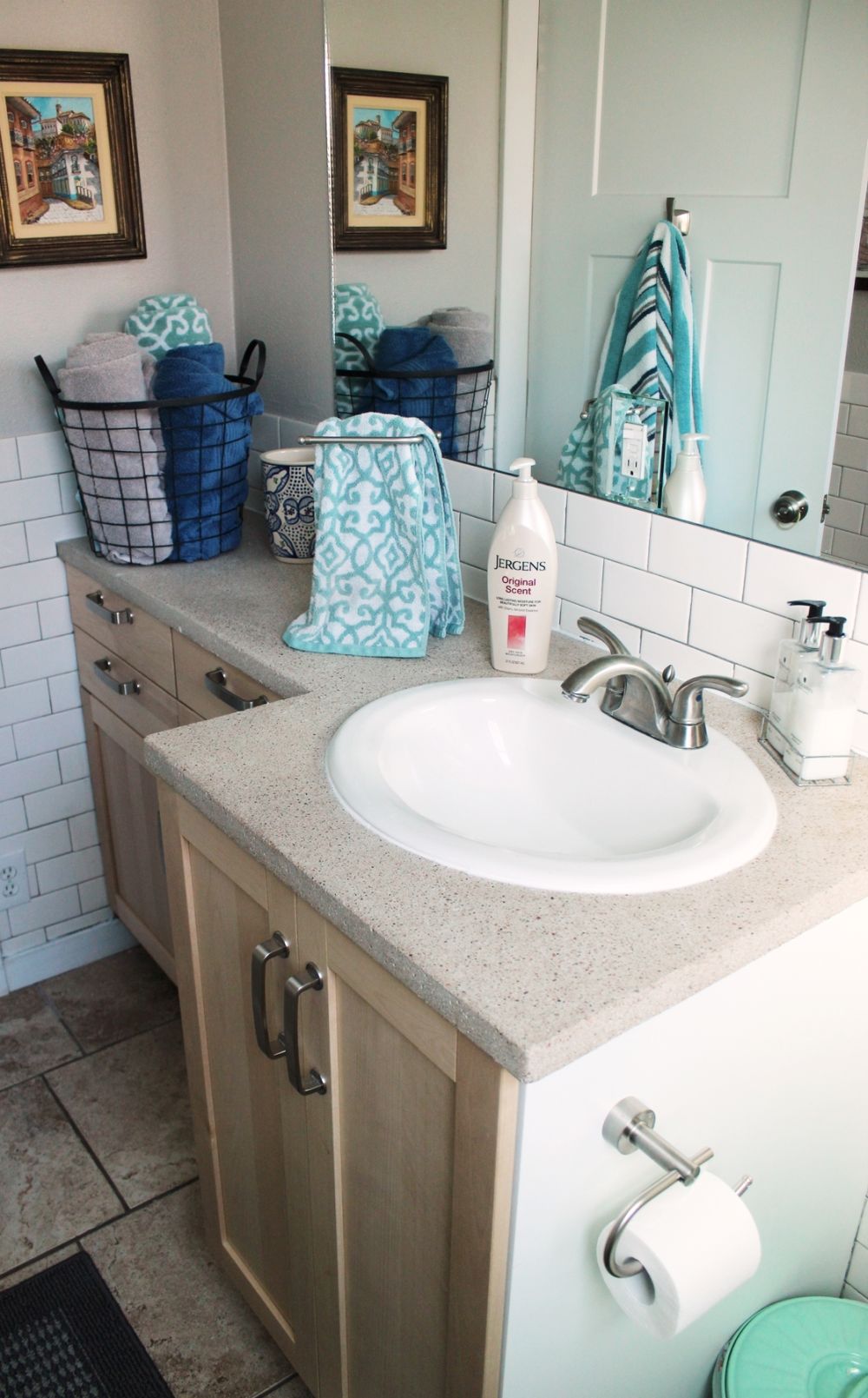 Bathroom towels storage