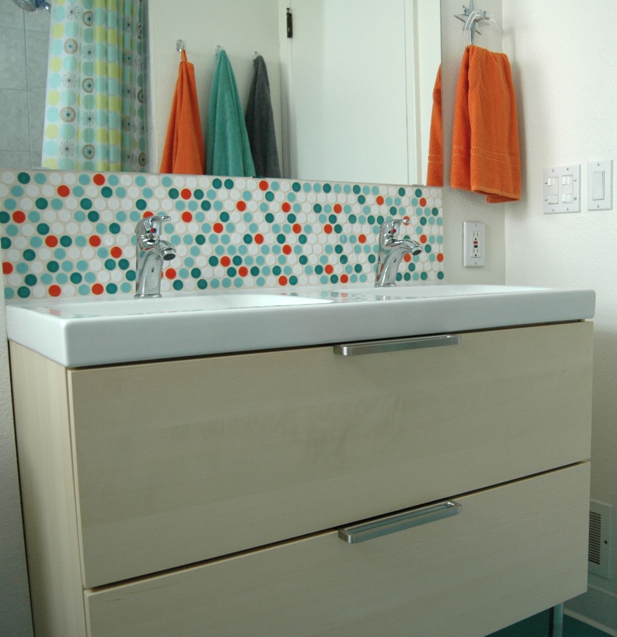 Bathroom vanity backsplash with penny tiles