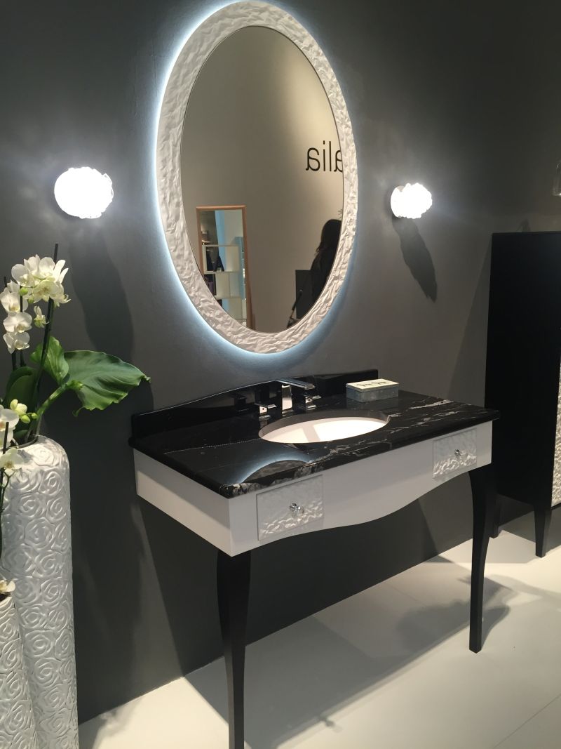 Bathroom wall sconce