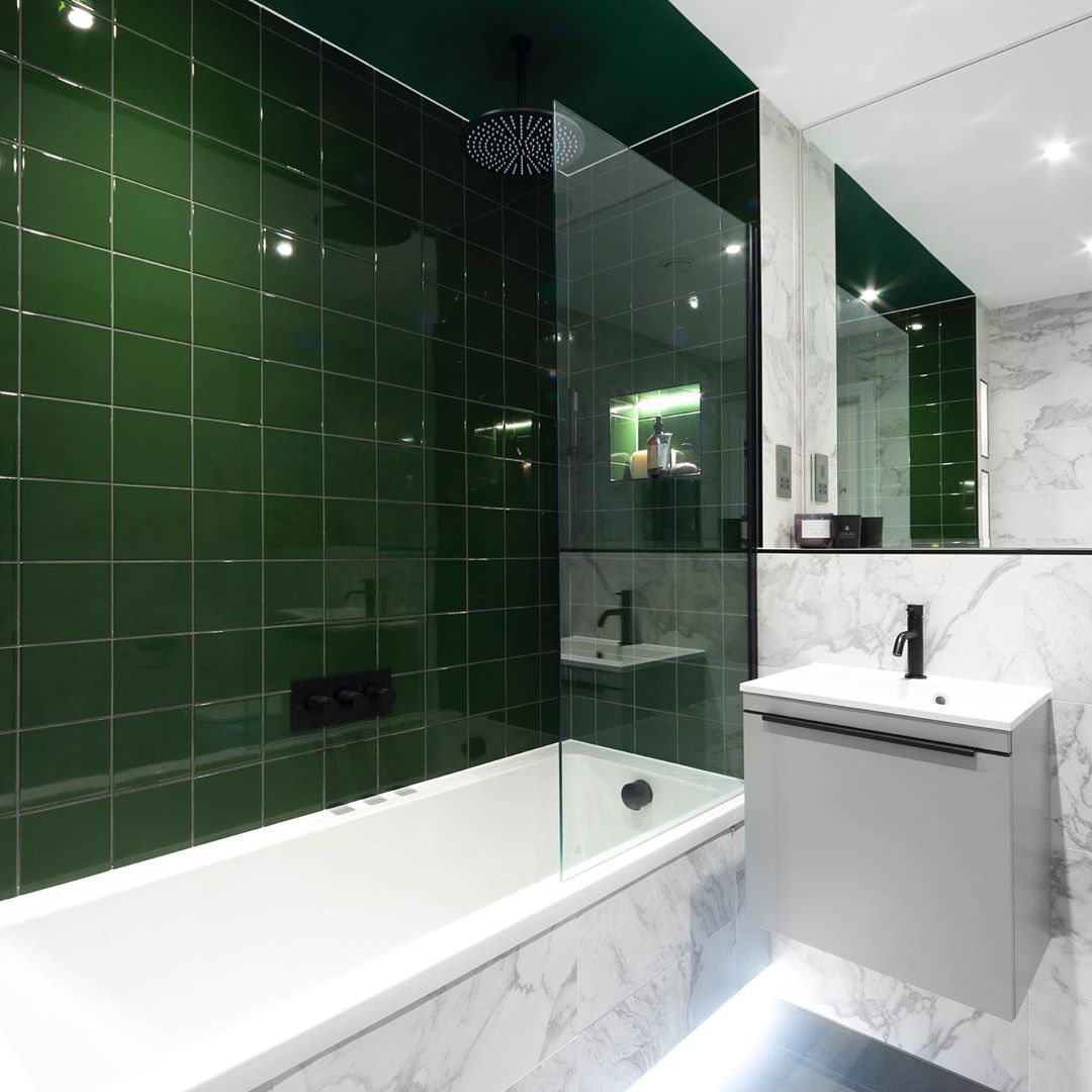 Bathtub tiles in green with marble