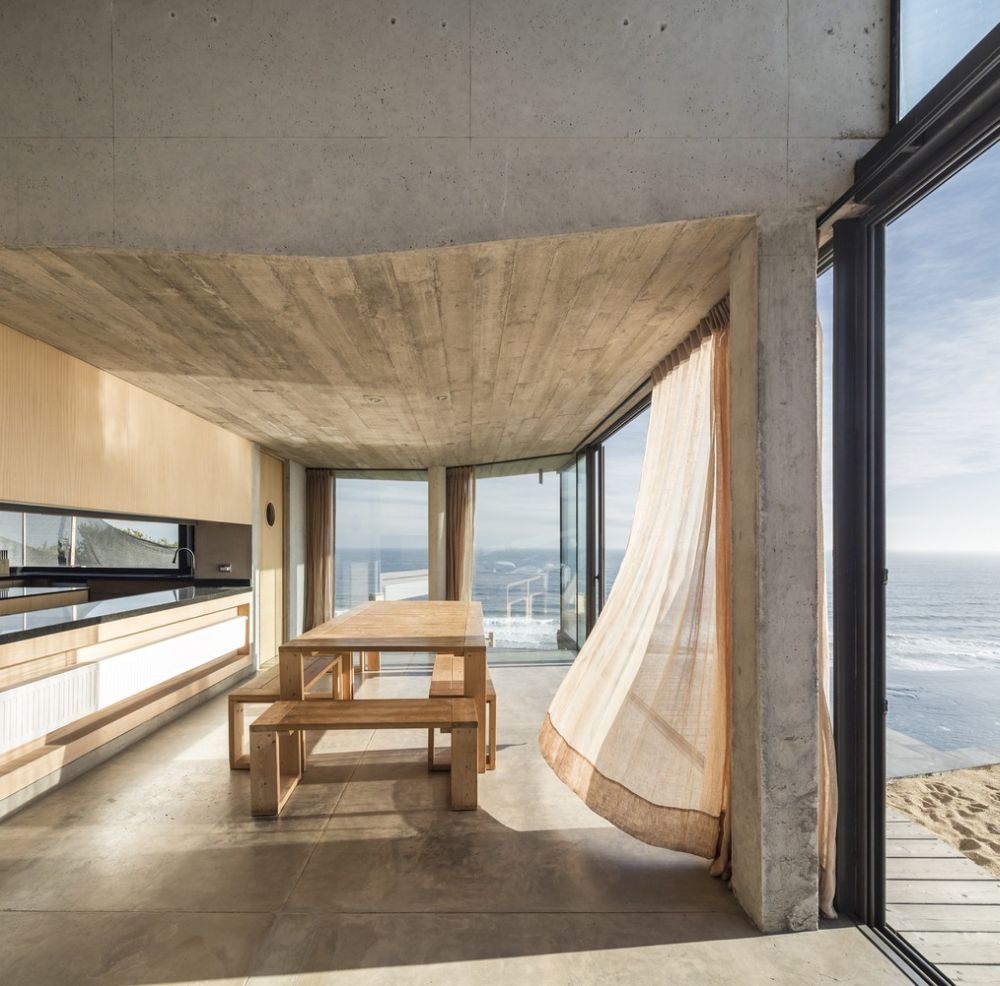 Beach House by Martin Schmidt Radic Arquitectos Asociados dining