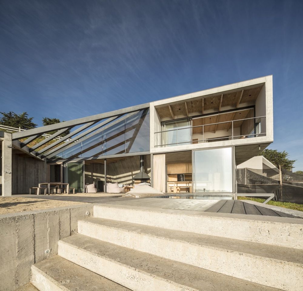 Beach House by Martin Schmidt Radic Arquitectos Asociados front view