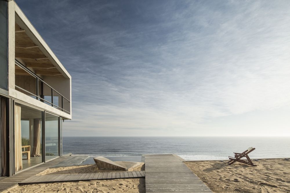 Beach House by Martin Schmidt Radic Arquitectos Asociados side view