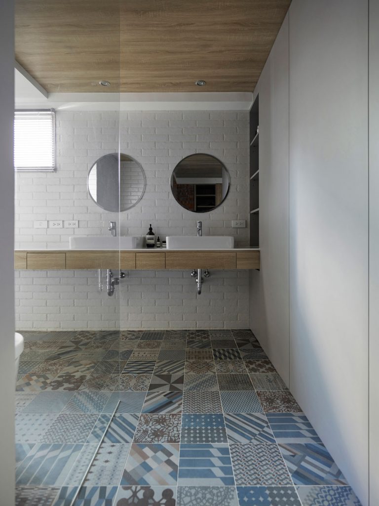 Beatiful bathroom with colorful floor tiles patchwork and white brick