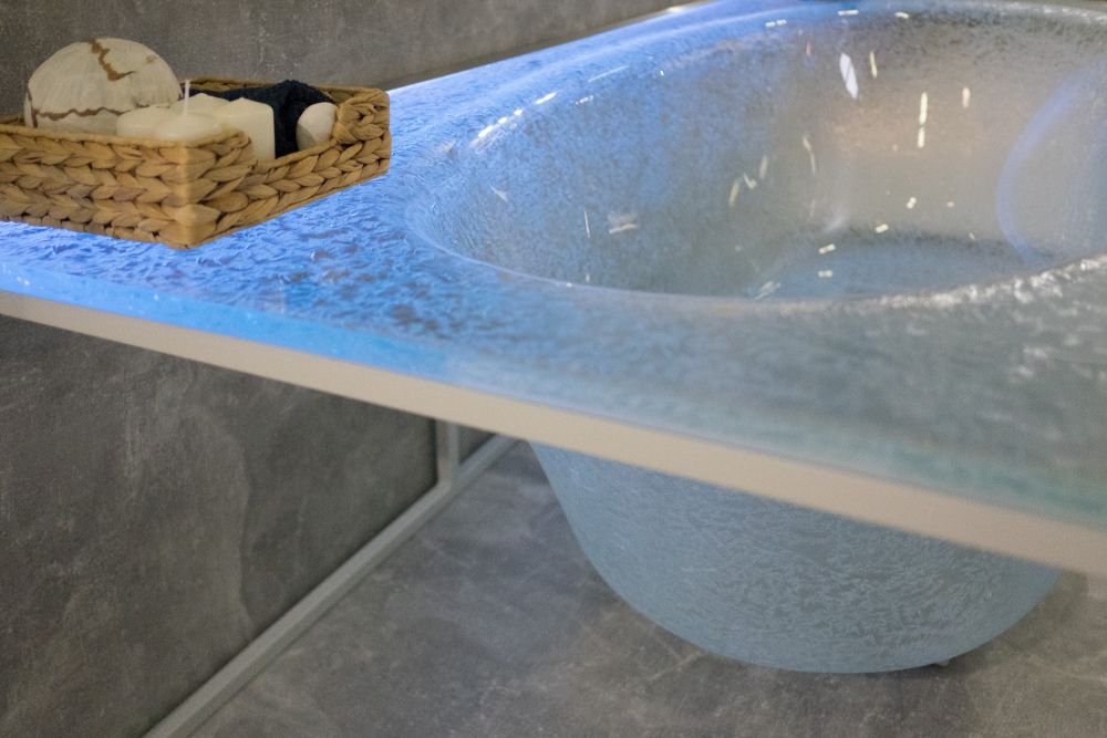 Beautiful glass point bathtub design