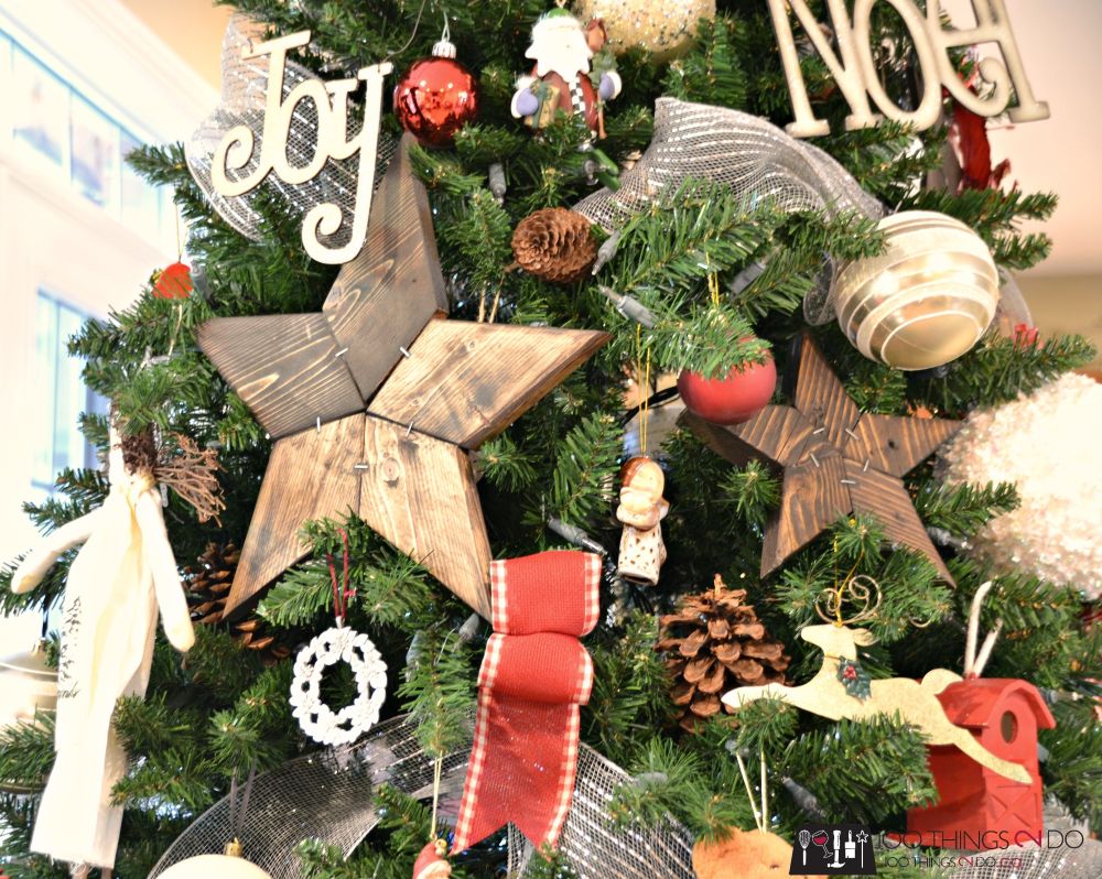 Beautiful wooden stars to decorate the Christmas
