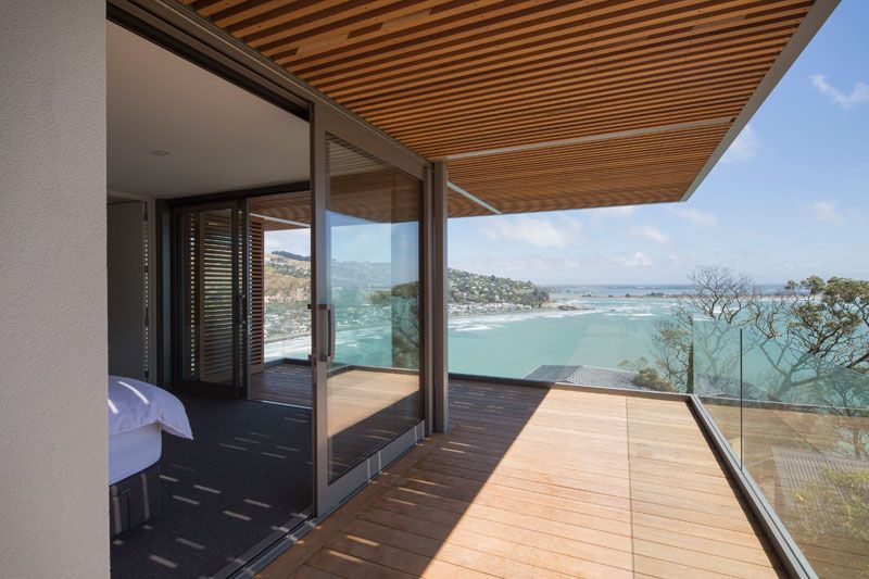 Bedroom with glass windows and balciny balustrada