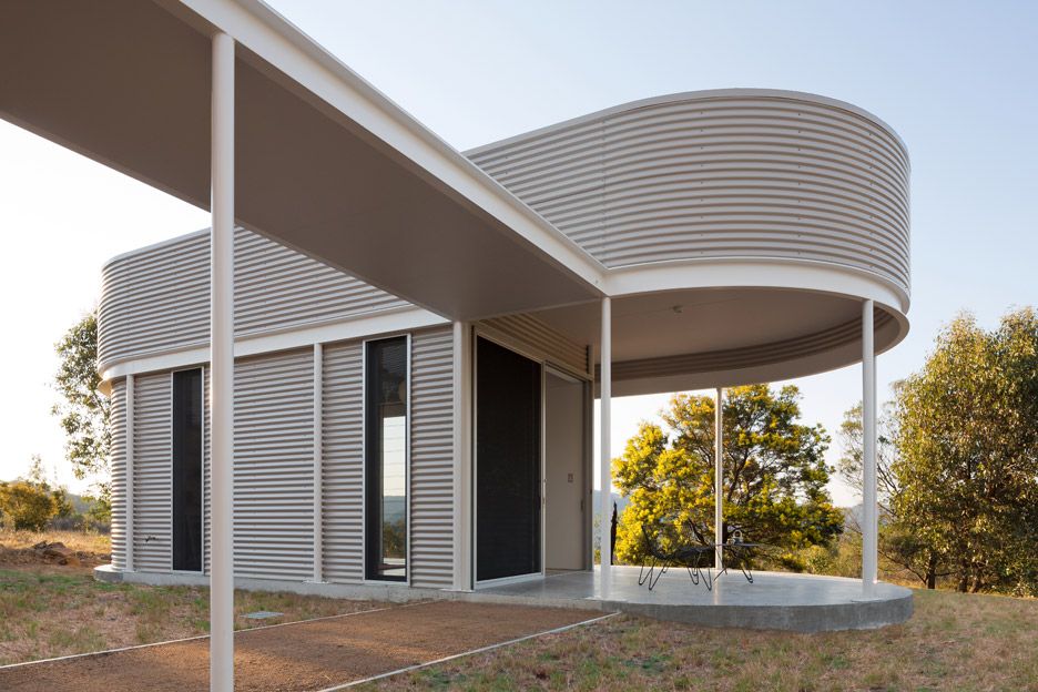 Benn Penna completes corrugated metal cabin in the Australian bush terrace