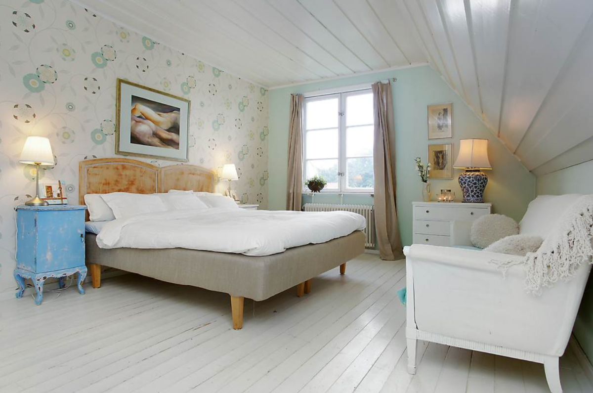 Berdroom with painted floor in white