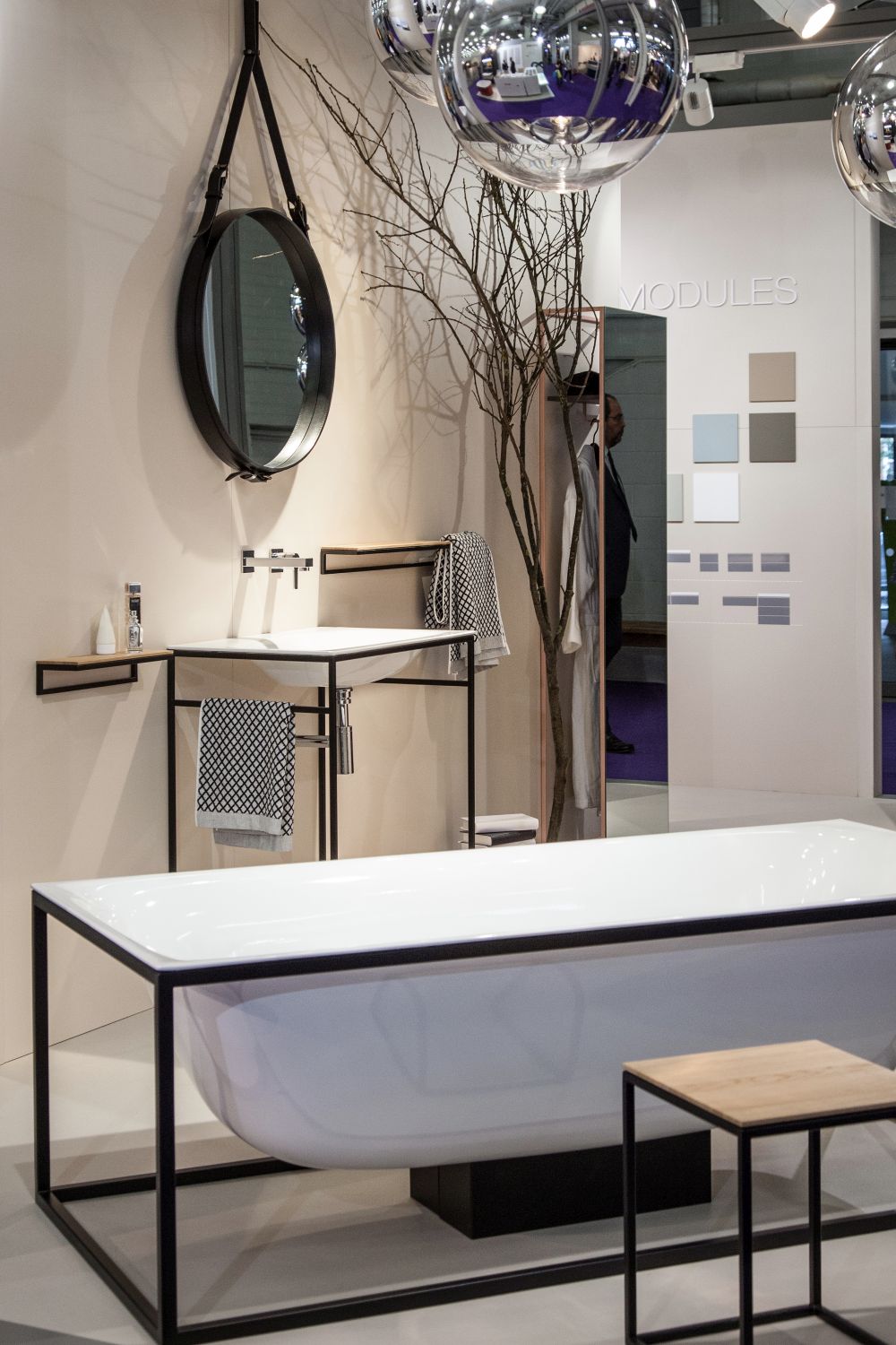 The black architectural frame highlights the shape of the tub.