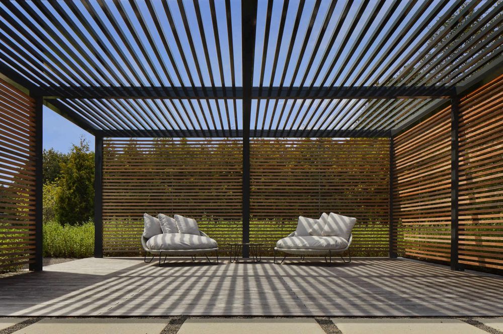 Black cladding house - a frame by Scott Posno Design pergola