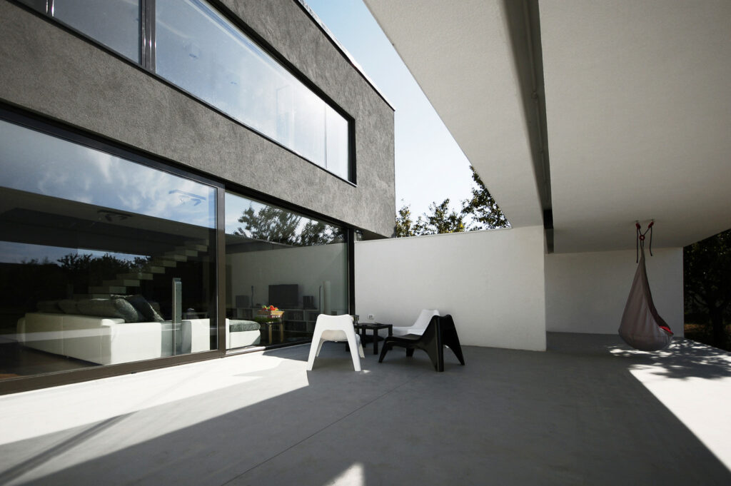 Black on white courtyard 1024x681