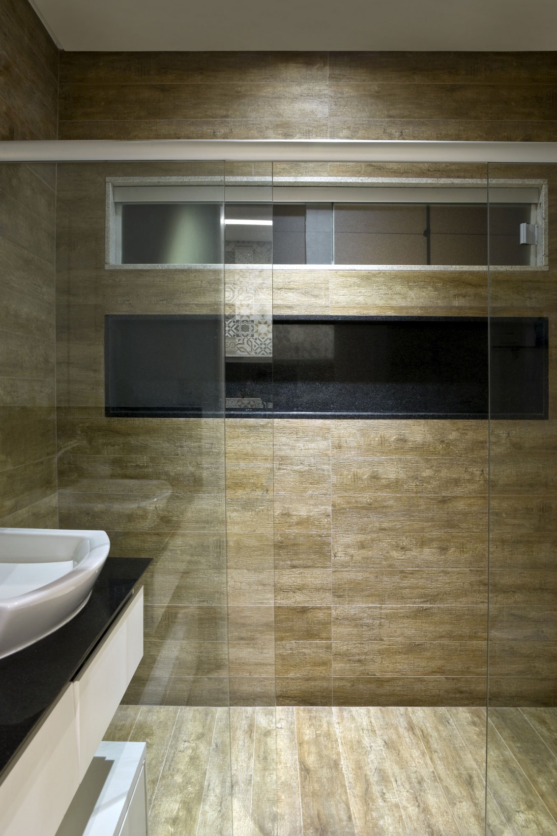 Black shower niche design