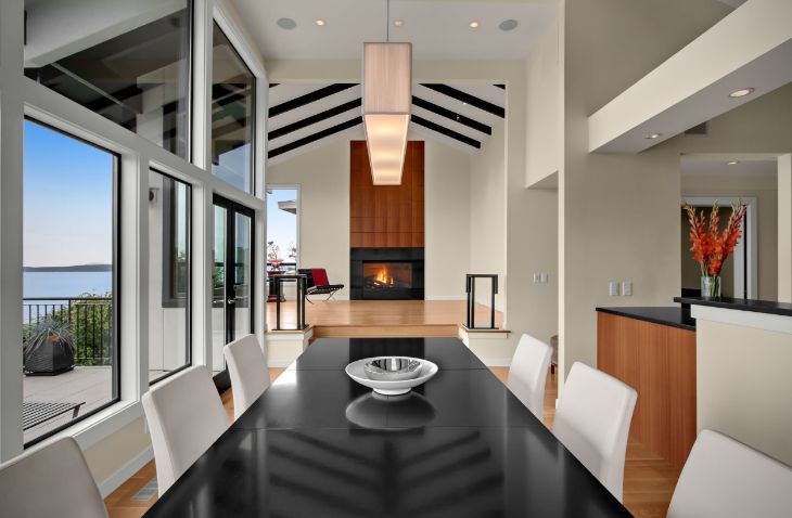 Black table whit white chairs