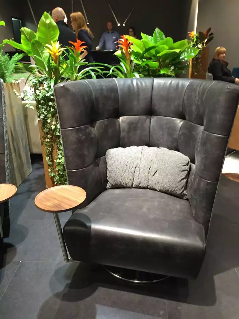 black-tufted-leather-chair