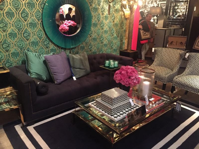 Boxes and fresh roses to decorate the coffee table