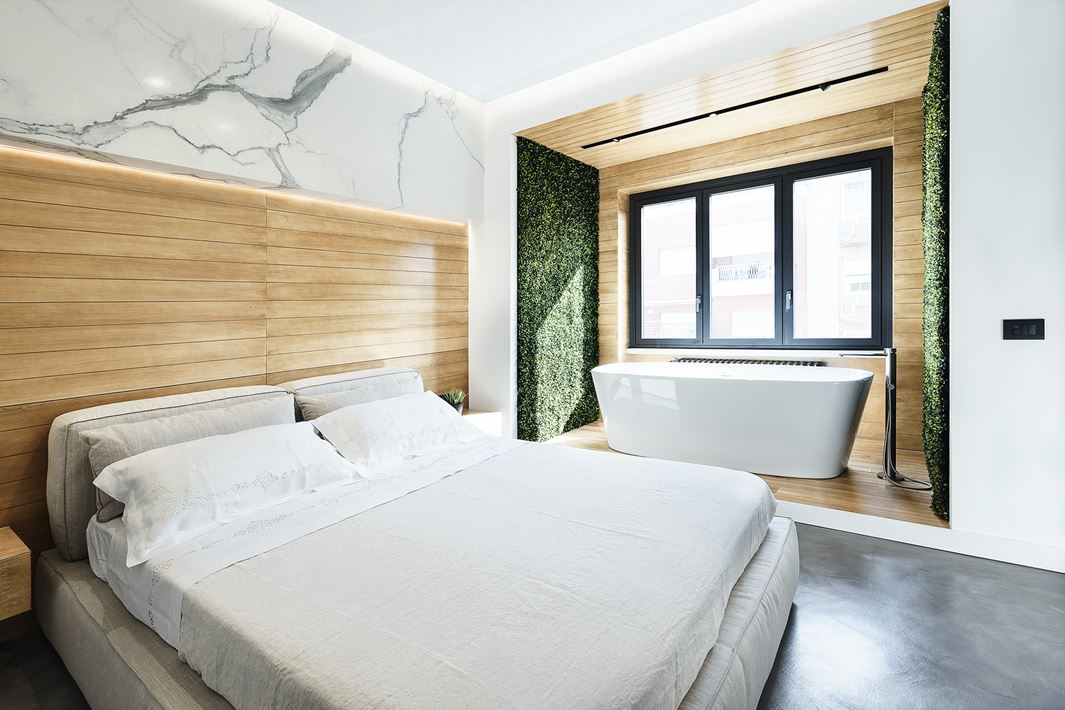 Brain fac bedroom with tub