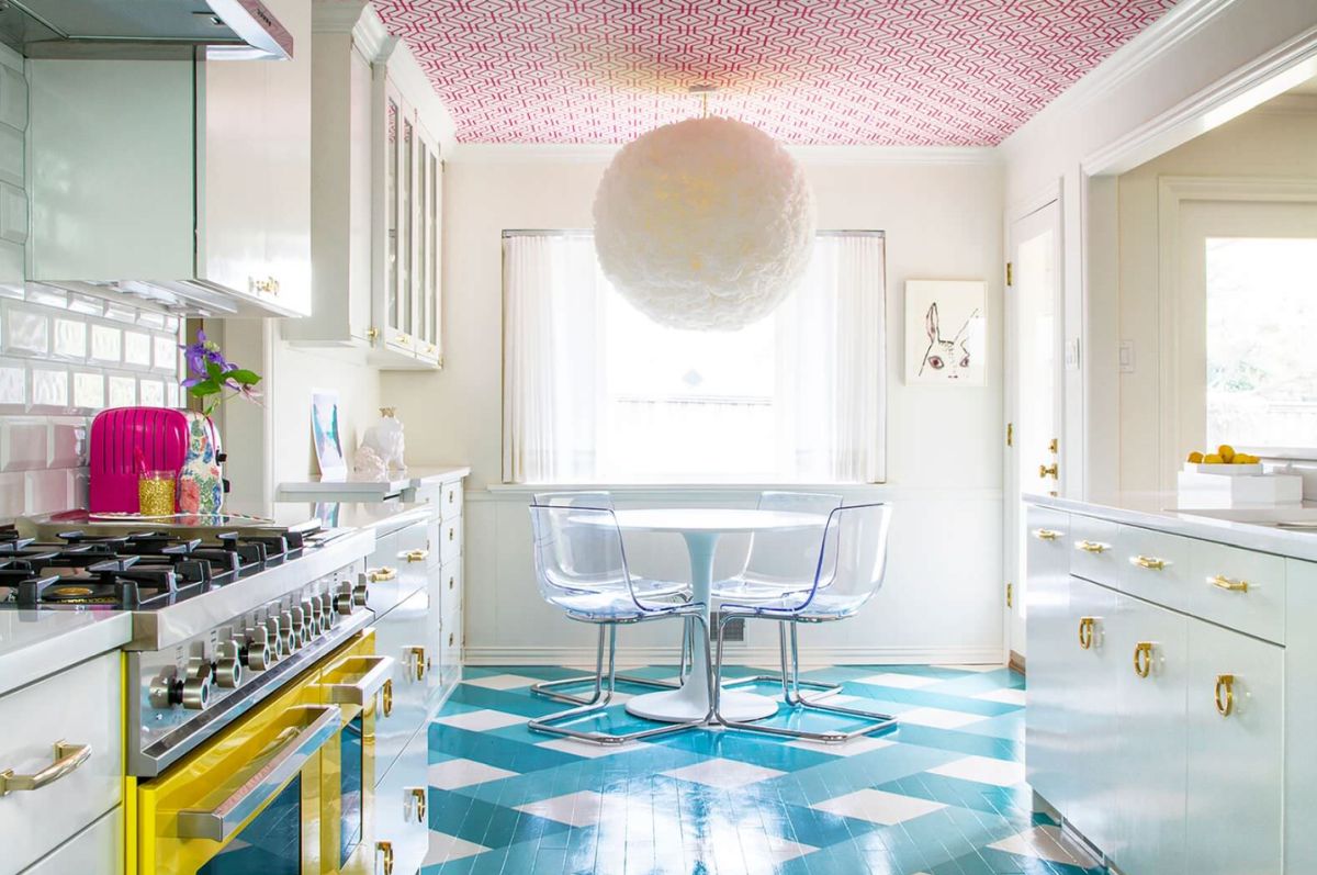Bringing blue and white color on the kitchen