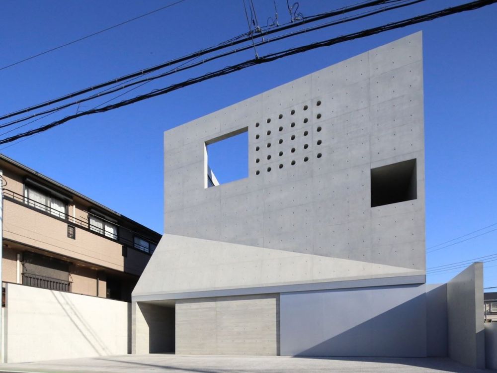 Brutal house in tsudanuma by fuse-atelier Angle view