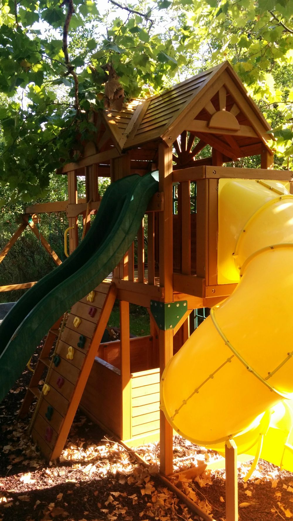 A nice treehouse and playset combo