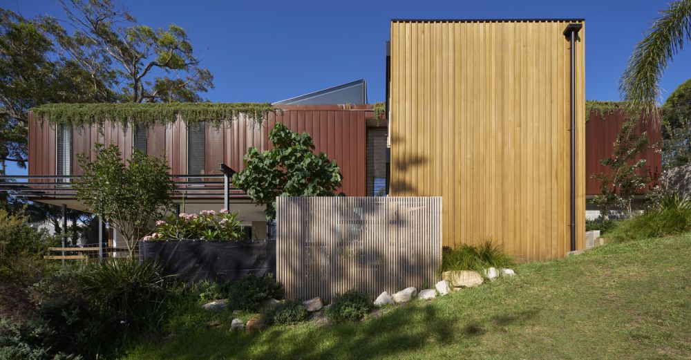 Bundeena Beach House by Grove Architects back view