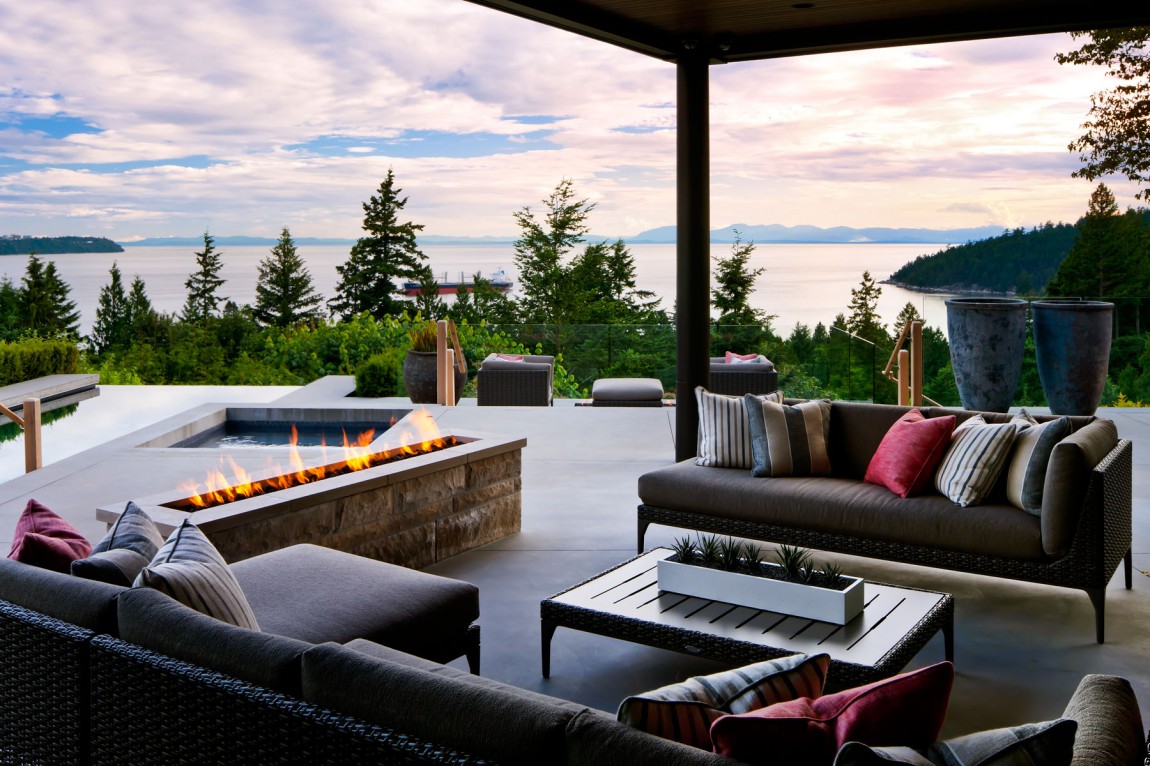 Burkehill Residence outdoor relaxation area with view over the lake and fire pit seating