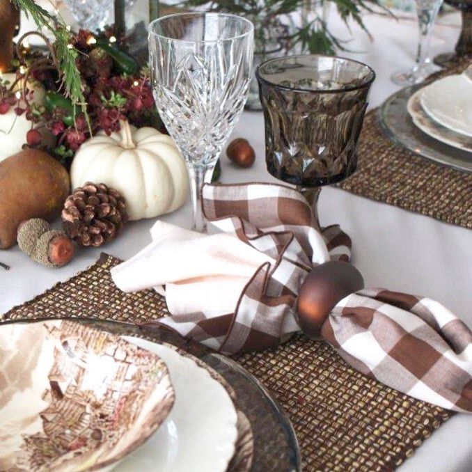 Burlap thanksgiving table decor
