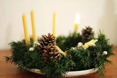 Candles and pine cones make a perfect centerpiece