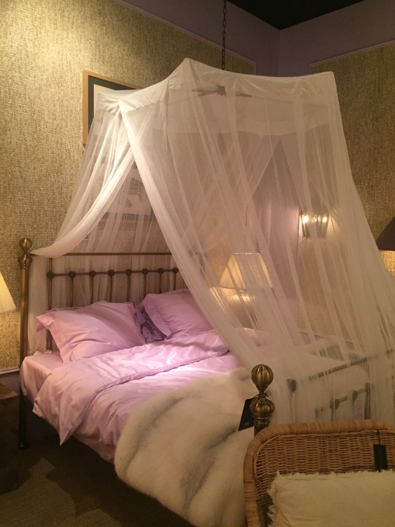 Canopy pink bedroom accents