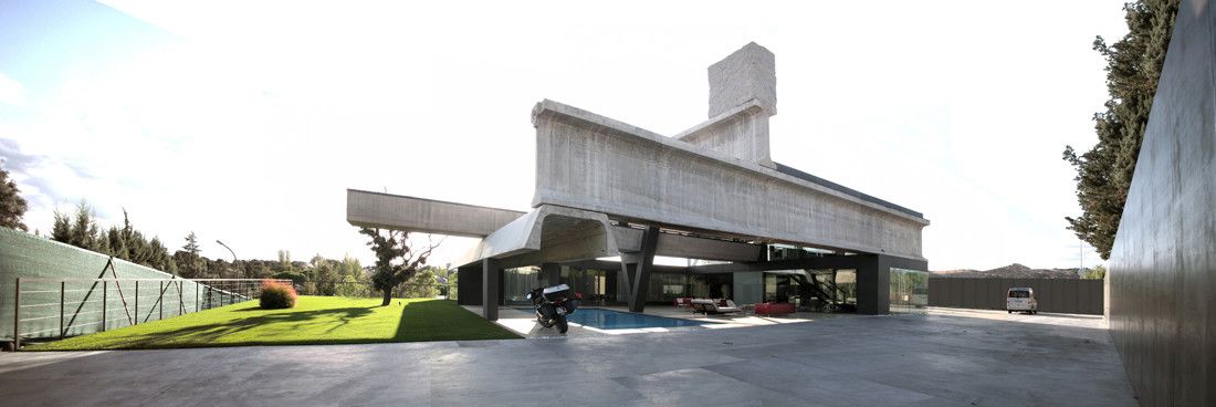 Cantilevered swimming pool