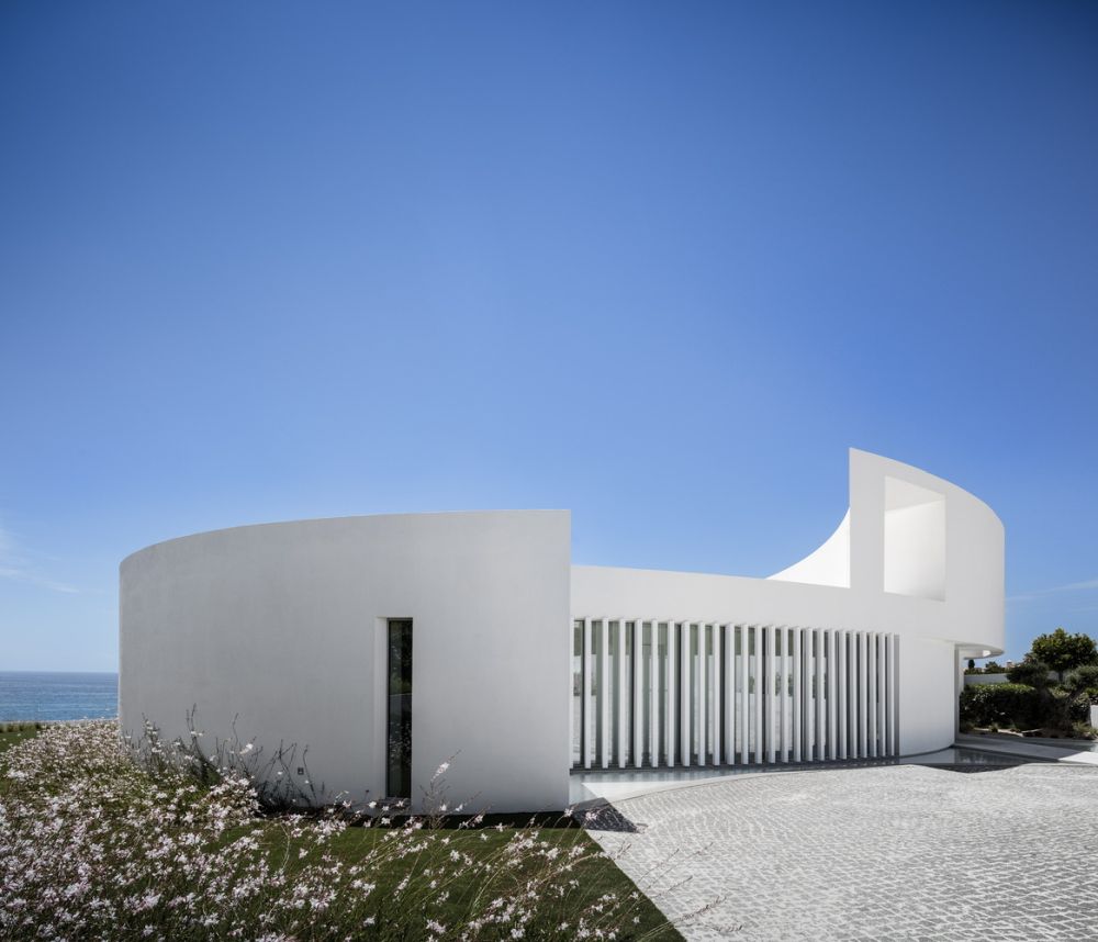 Casa Eliptica by Mario Martins Atelier side view