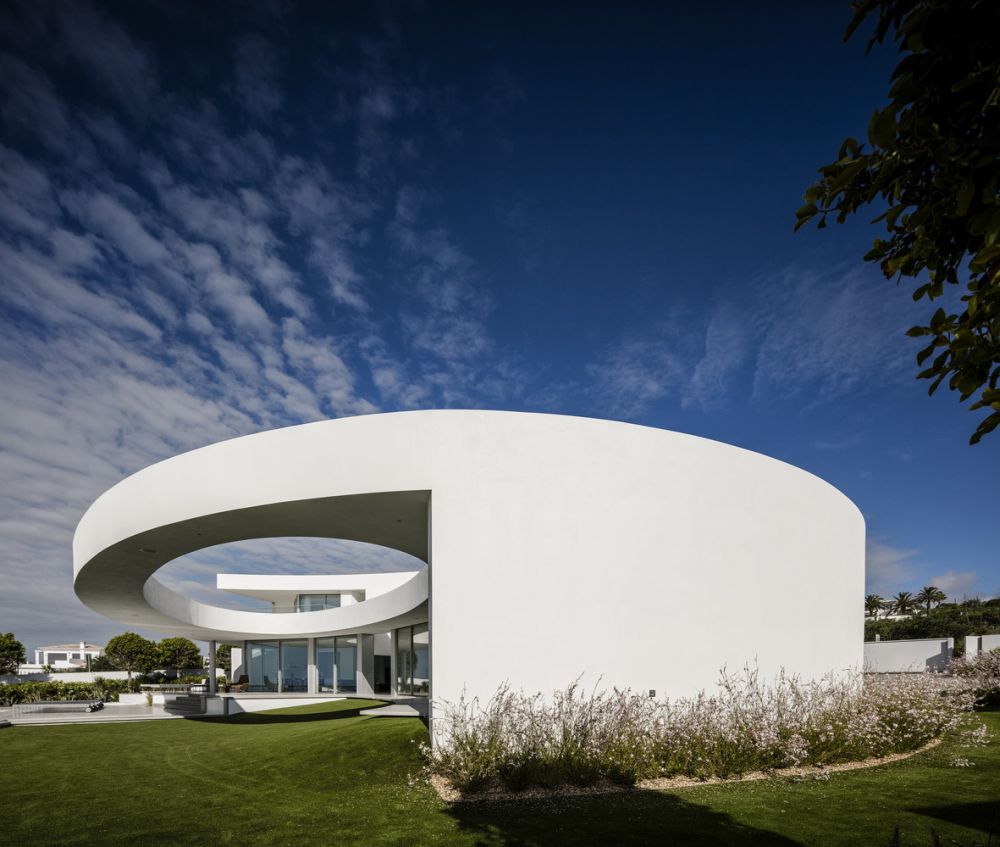 Casa Eliptica by Mario Martins Atelier
