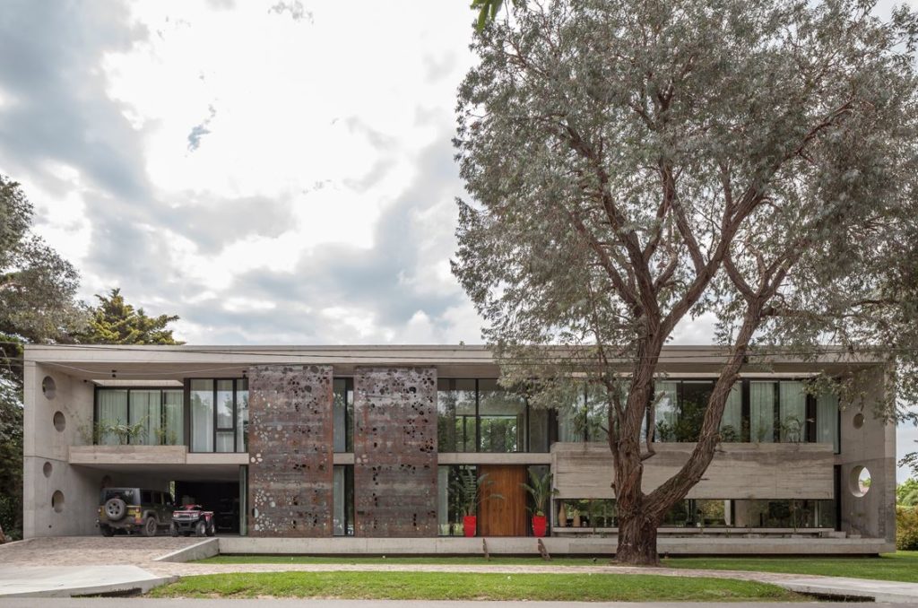 Buenos Aires Home a Fusion of Modern Materials and Natural Elements