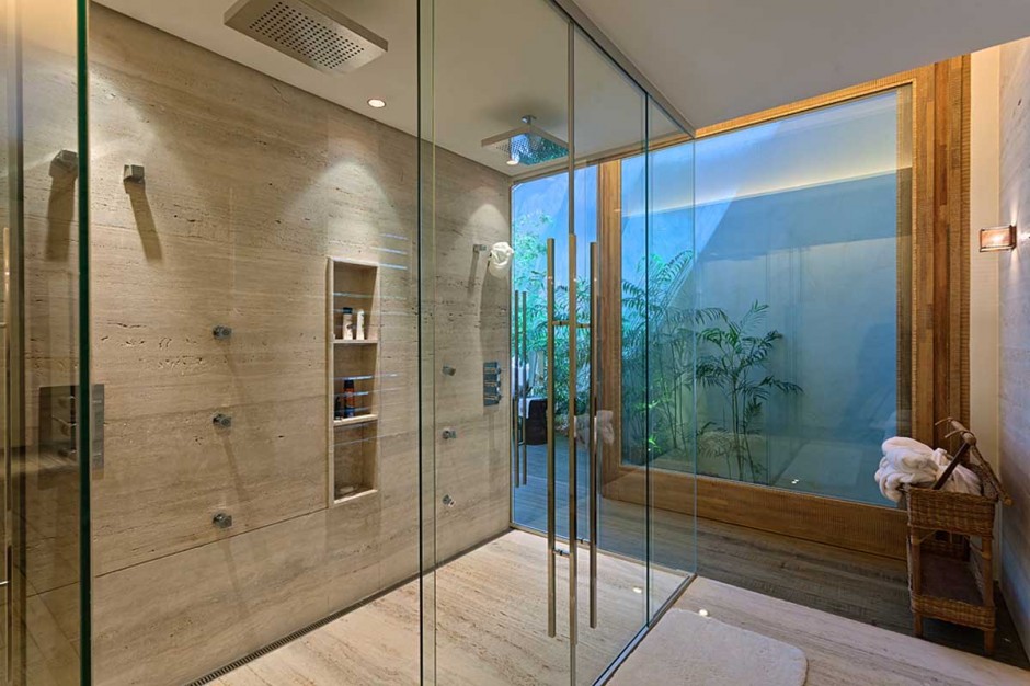 Casa Nova Lima by Marcelo Montoro Walk in shower with small niche