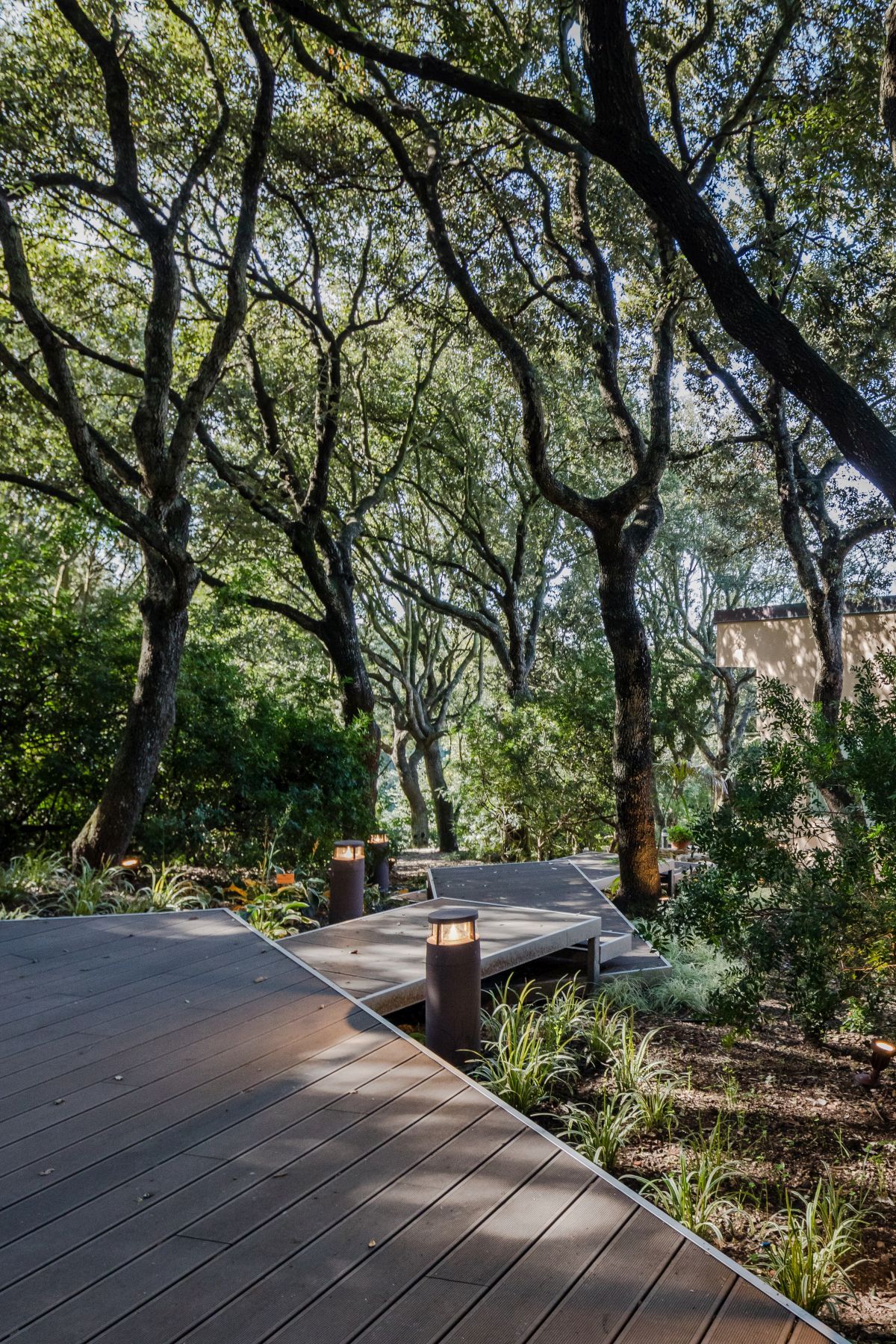 Casa nel Bosco deck continues into walkway