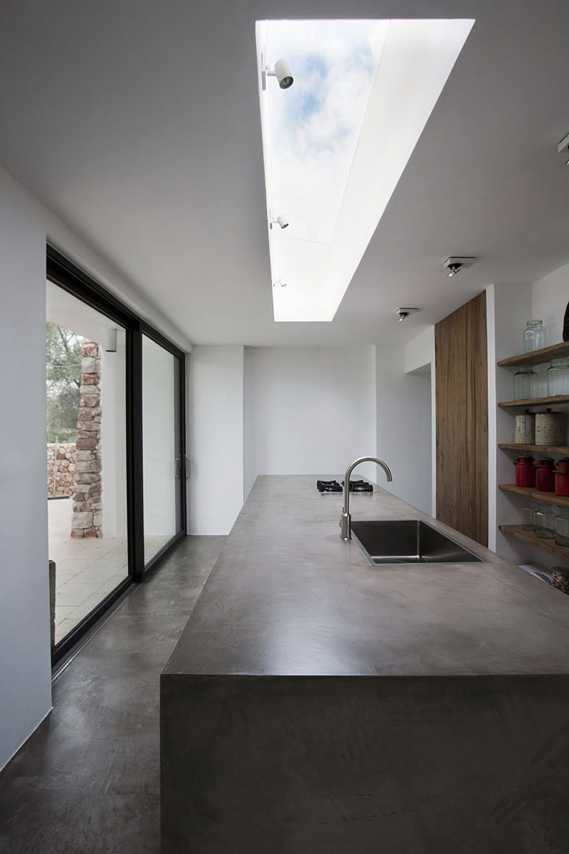 Casa nel Bosco di Ulivi by Luca Zanaroli With cement countertop