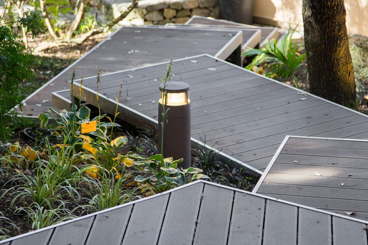 Casa nel Bosco wooden walkway and outdoor lighting