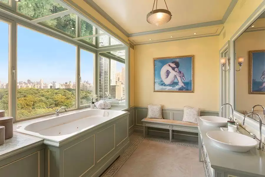 Central Park Luxury Apartment - bathroom decor