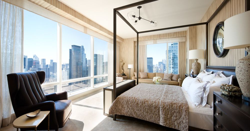 This project in a building on Central Park in New York City is an example of how Henderson uses combines a serene palette with interesting textures, letting the view speak for itself.