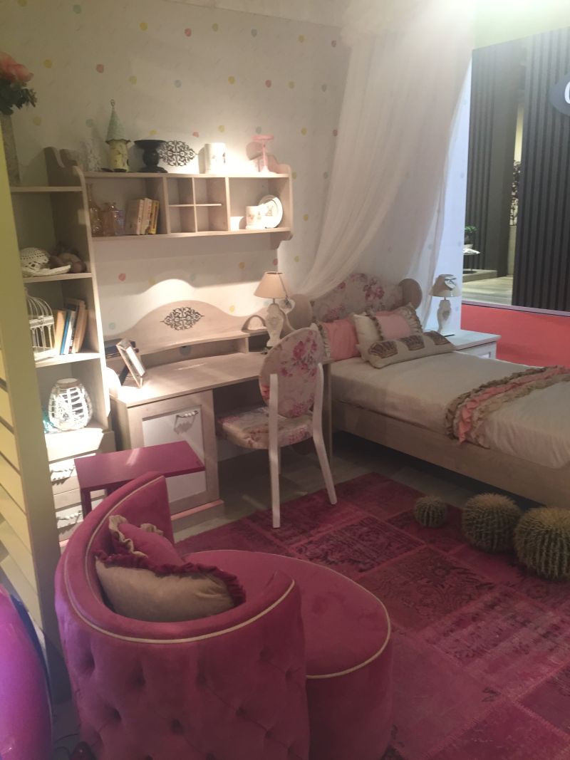 Charming curve appeal decor