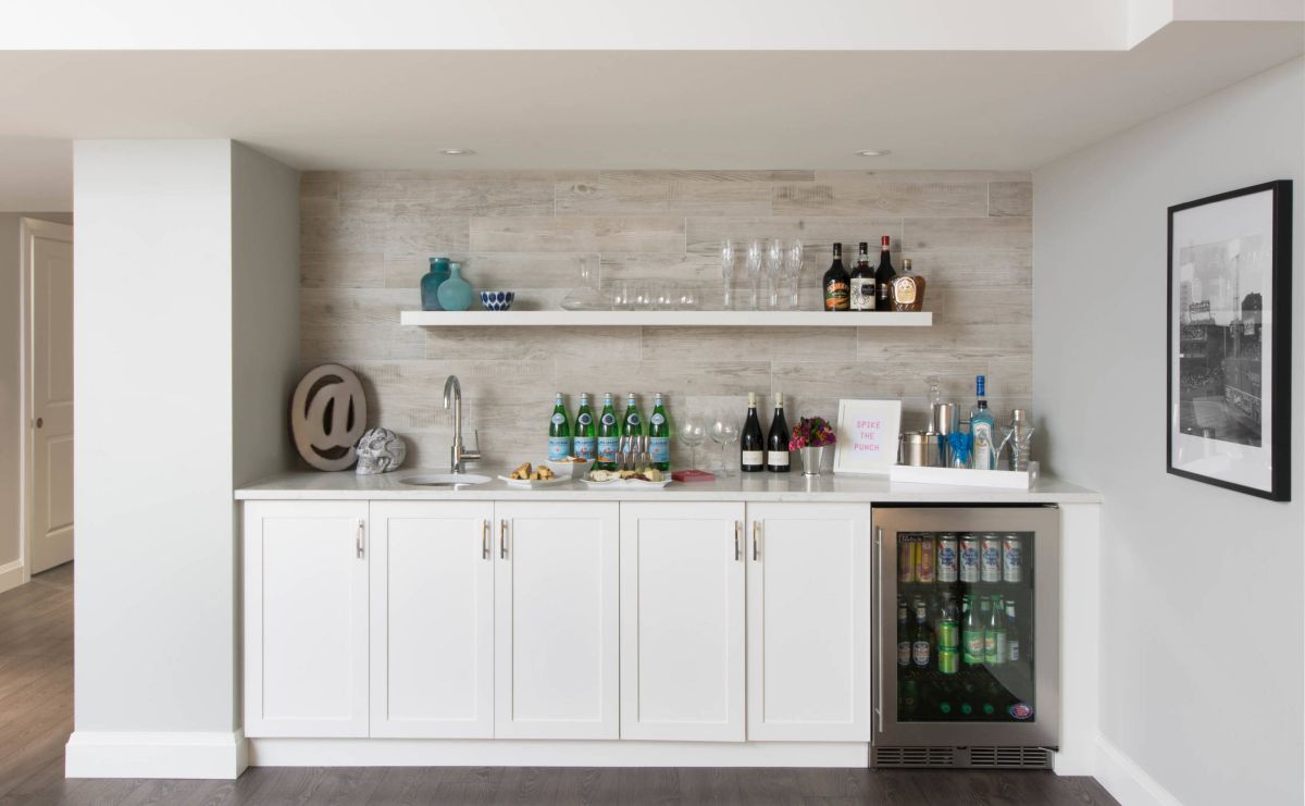 Chic basement bar wood backsplash