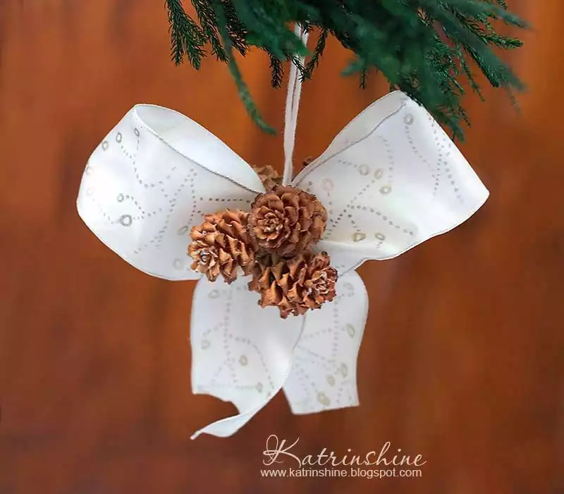 Christmas bow with pine cones