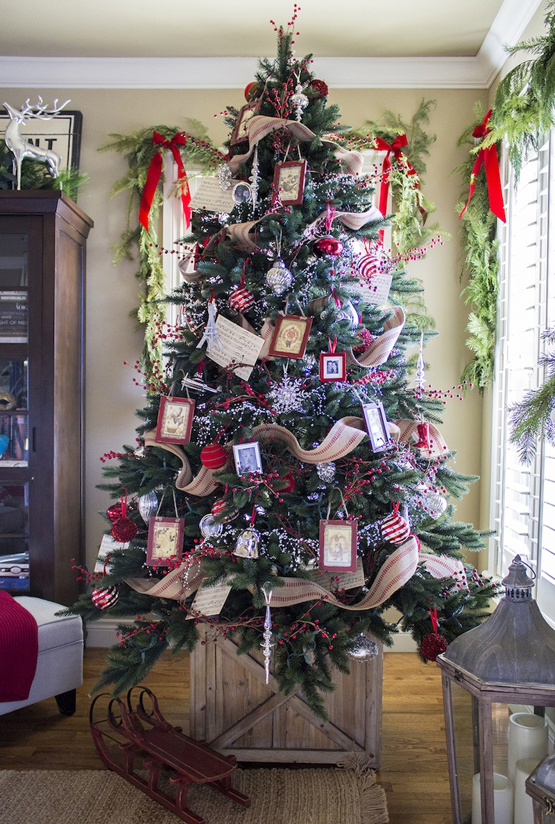 Classic Christmas Tree Decoration Idea