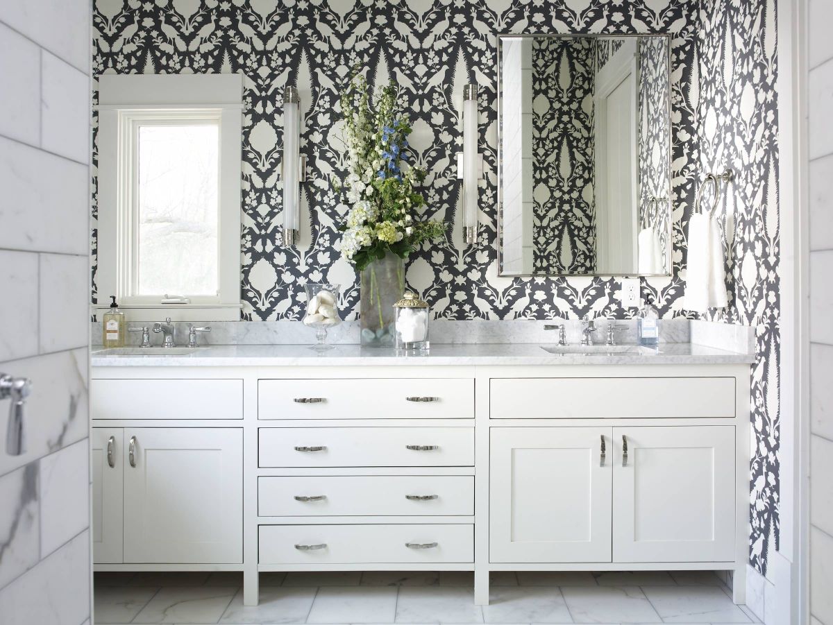 Classic bathroom fauna black and white wallpaper