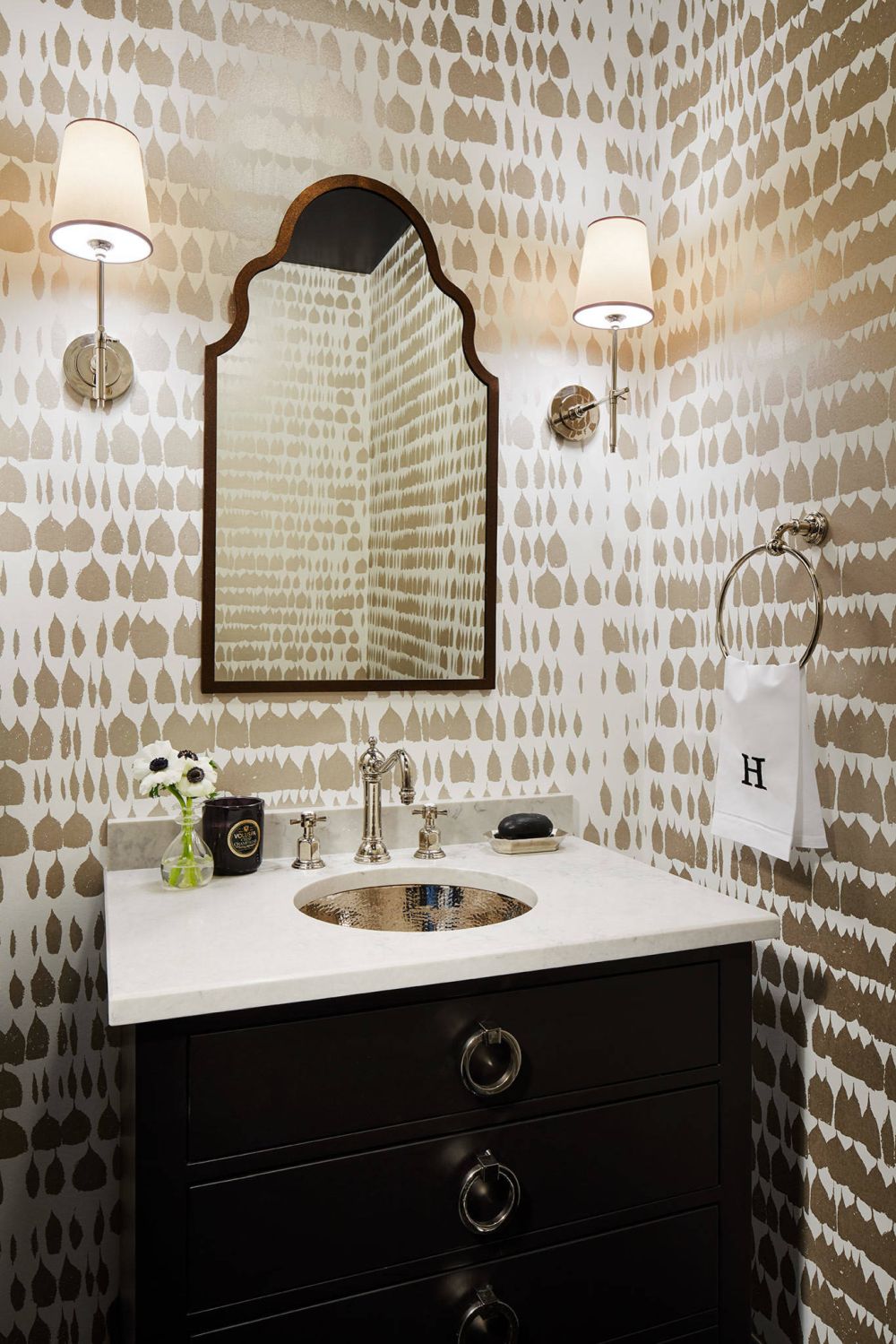 Classic mirror and gold bathroom wallpaper