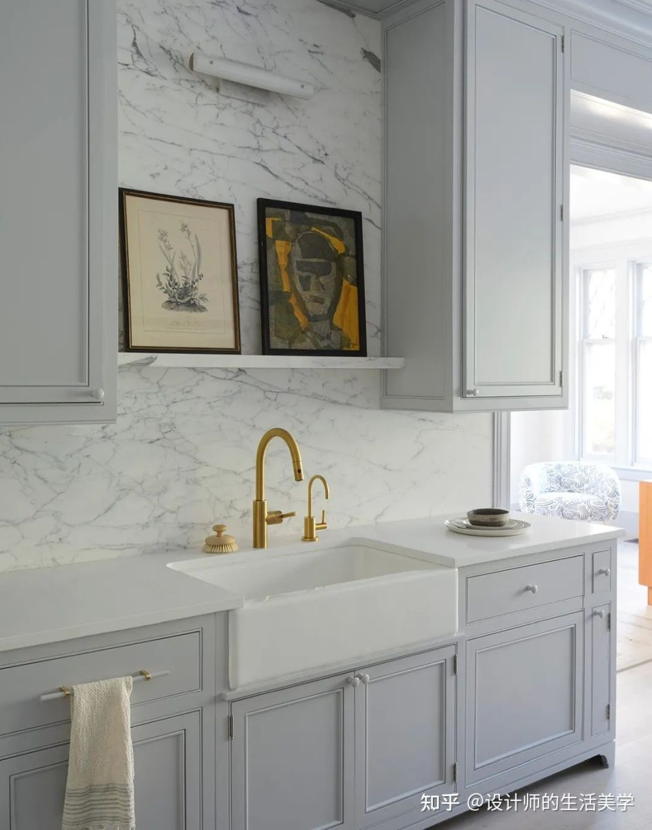 Classic white stone backsplash