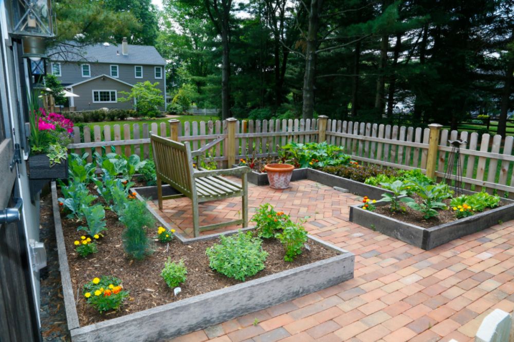 Colonial Outdoor Living and Gardening backyard